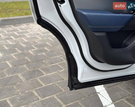 Белый Ленд Ровер Рендж Ровер Велар, объемом двигателя 2 л и пробегом 151 тыс. км за 34800 $, фото 21 на Automoto.ua