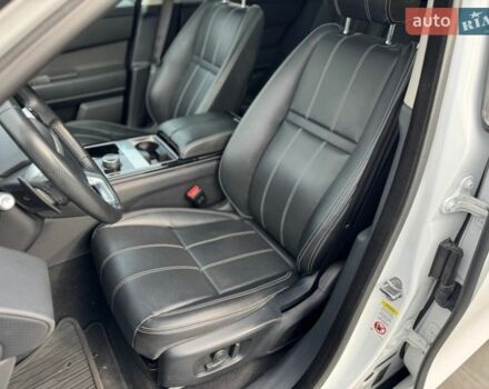 Белый Ленд Ровер Рендж Ровер Велар, объемом двигателя 2 л и пробегом 117 тыс. км за 36900 $, фото 10 на Automoto.ua