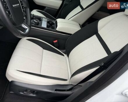Білий Ленд Ровер Рендж Ровер Велар, об'ємом двигуна 2 л та пробігом 88 тис. км за 44700 $, фото 52 на Automoto.ua