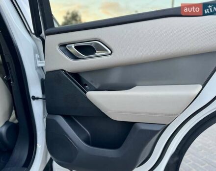 Білий Ленд Ровер Рендж Ровер Велар, об'ємом двигуна 2 л та пробігом 108 тис. км за 43999 $, фото 26 на Automoto.ua