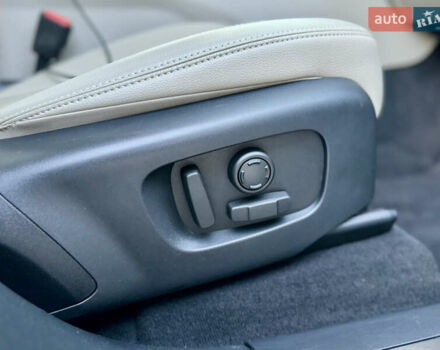 Білий Ленд Ровер Рендж Ровер Велар, об'ємом двигуна 2 л та пробігом 108 тис. км за 43500 $, фото 29 на Automoto.ua