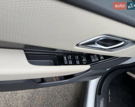 Білий Ленд Ровер Рендж Ровер Велар, об'ємом двигуна 2 л та пробігом 108 тис. км за 44999 $, фото 38 на Automoto.ua