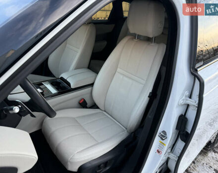 Білий Ленд Ровер Рендж Ровер Велар, об'ємом двигуна 2 л та пробігом 63 тис. км за 44500 $, фото 29 на Automoto.ua