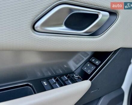 Білий Ленд Ровер Рендж Ровер Велар, об'ємом двигуна 2 л та пробігом 108 тис. км за 43999 $, фото 19 на Automoto.ua