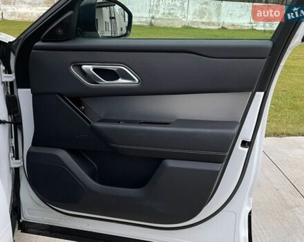 Білий Ленд Ровер Рендж Ровер Велар, об'ємом двигуна 2 л та пробігом 24 тис. км за 42500 $, фото 60 на Automoto.ua