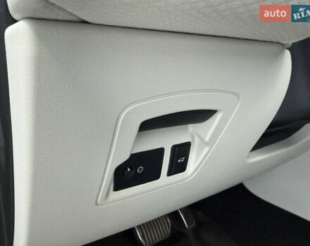 Білий Ленд Ровер Рендж Ровер Велар, об'ємом двигуна 2 л та пробігом 63 тис. км за 44999 $, фото 36 на Automoto.ua