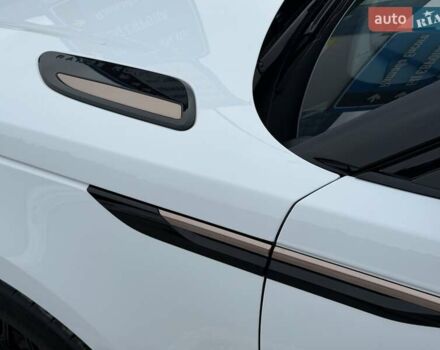 Белый Ленд Ровер Рендж Ровер Велар, объемом двигателя 2 л и пробегом 68 тыс. км за 57500 $, фото 29 на Automoto.ua