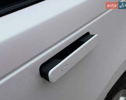 Белый Ленд Ровер Рендж Ровер Велар, объемом двигателя 2 л и пробегом 28 тыс. км за 48900 $, фото 6 на Automoto.ua