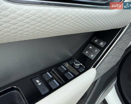 Білий Ленд Ровер Рендж Ровер Велар, об'ємом двигуна 2 л та пробігом 63 тис. км за 44500 $, фото 35 на Automoto.ua