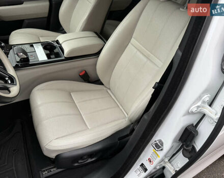 Белый Ленд Ровер Рендж Ровер Велар, объемом двигателя 2 л и пробегом 60 тыс. км за 44999 $, фото 25 на Automoto.ua