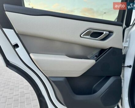 Білий Ленд Ровер Рендж Ровер Велар, об'ємом двигуна 2 л та пробігом 108 тис. км за 43999 $, фото 24 на Automoto.ua