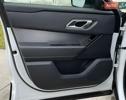 Білий Ленд Ровер Рендж Ровер Велар, об'ємом двигуна 2 л та пробігом 24 тис. км за 42500 $, фото 59 на Automoto.ua