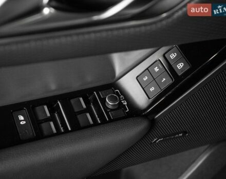 Білий Ленд Ровер Рендж Ровер Велар, об'ємом двигуна 3 л та пробігом 102 тис. км за 48900 $, фото 81 на Automoto.ua