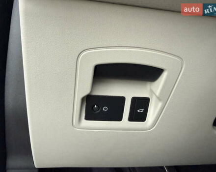 Білий Ленд Ровер Рендж Ровер Велар, об'ємом двигуна 2 л та пробігом 60 тис. км за 44900 $, фото 27 на Automoto.ua