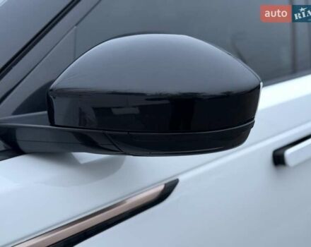 Белый Ленд Ровер Рендж Ровер Велар, объемом двигателя 2 л и пробегом 65 тыс. км за 54900 $, фото 4 на Automoto.ua