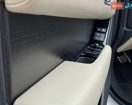 Белый Ленд Ровер Рендж Ровер Велар, объемом двигателя 2 л и пробегом 45 тыс. км за 64999 $, фото 49 на Automoto.ua