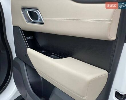Белый Ленд Ровер Рендж Ровер Велар, объемом двигателя 2 л и пробегом 45 тыс. км за 64999 $, фото 43 на Automoto.ua