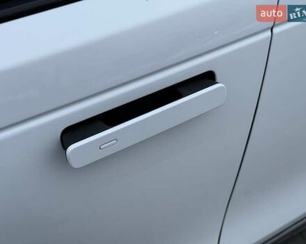 Белый Ленд Ровер Рендж Ровер Велар, объемом двигателя 2 л и пробегом 65 тыс. км за 54900 $, фото 7 на Automoto.ua