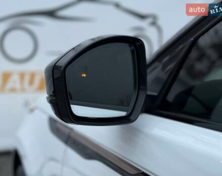 Белый Ленд Ровер Рендж Ровер Велар, объемом двигателя 2 л и пробегом 65 тыс. км за 54900 $, фото 5 на Automoto.ua