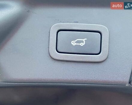 Белый Ленд Ровер Рендж Ровер Велар, объемом двигателя 2 л и пробегом 45 тыс. км за 64999 $, фото 62 на Automoto.ua