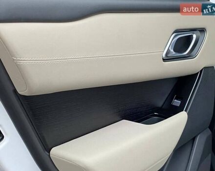 Белый Ленд Ровер Рендж Ровер Велар, объемом двигателя 2 л и пробегом 45 тыс. км за 64999 $, фото 45 на Automoto.ua