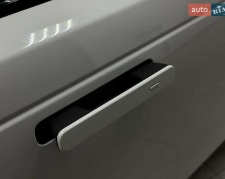 Білий Ленд Ровер Рендж Ровер Велар, об'ємом двигуна 2 л та пробігом 1 тис. км за 94500 $, фото 7 на Automoto.ua