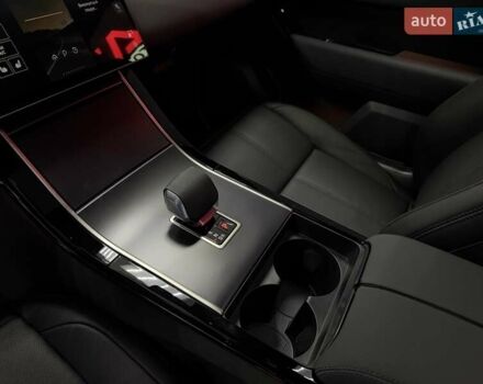 Білий Ленд Ровер Рендж Ровер Велар, об'ємом двигуна 2 л та пробігом 1 тис. км за 94500 $, фото 35 на Automoto.ua