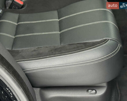 Черный Ленд Ровер Рендж Ровер Велар, объемом двигателя 2 л и пробегом 56 тыс. км за 37900 $, фото 34 на Automoto.ua