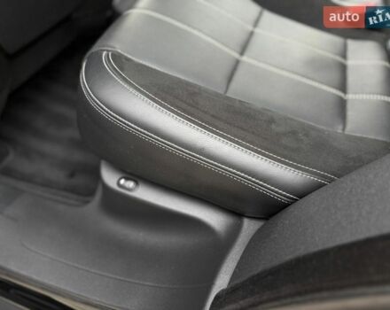 Черный Ленд Ровер Рендж Ровер Велар, объемом двигателя 2 л и пробегом 60 тыс. км за 39500 $, фото 55 на Automoto.ua