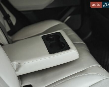 Черный Ленд Ровер Рендж Ровер Велар, объемом двигателя 2 л и пробегом 136 тыс. км за 53000 $, фото 49 на Automoto.ua