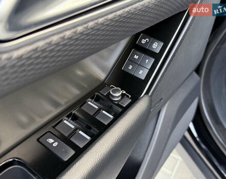 Черный Ленд Ровер Рендж Ровер Велар, объемом двигателя 2 л и пробегом 90 тыс. км за 39999 $, фото 101 на Automoto.ua