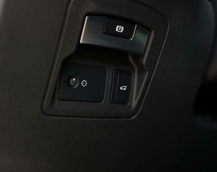 Чорний Ленд Ровер Рендж Ровер Велар, об'ємом двигуна 2 л та пробігом 82 тис. км за 35400 $, фото 22 на Automoto.ua