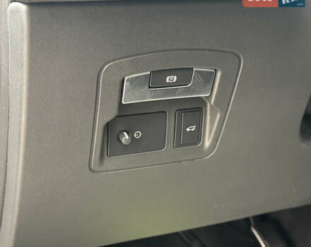 Черный Ленд Ровер Рендж Ровер Велар, объемом двигателя 3 л и пробегом 81 тыс. км за 45800 $, фото 19 на Automoto.ua