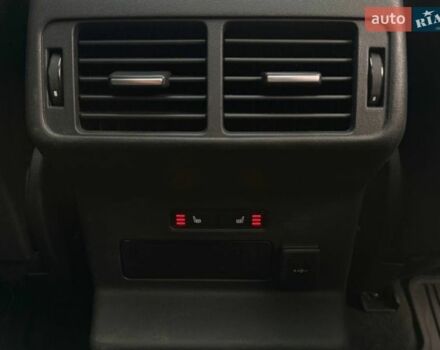 Чорний Ленд Ровер Рендж Ровер Велар, об'ємом двигуна 2 л та пробігом 98 тис. км за 56990 $, фото 34 на Automoto.ua