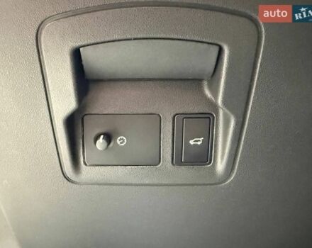 Чорний Ленд Ровер Рендж Ровер Велар, об'ємом двигуна 2 л та пробігом 98 тис. км за 56990 $, фото 20 на Automoto.ua