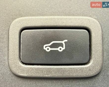 Чорний Ленд Ровер Рендж Ровер Велар, об'ємом двигуна 2 л та пробігом 98 тис. км за 56990 $, фото 10 на Automoto.ua