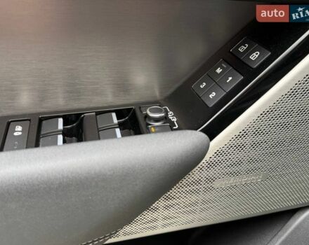 Чорний Ленд Ровер Рендж Ровер Велар, об'ємом двигуна 2 л та пробігом 98 тис. км за 56990 $, фото 19 на Automoto.ua