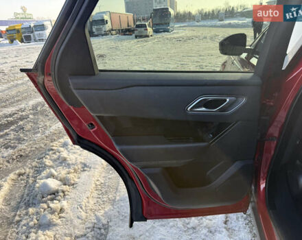 Червоний Ленд Ровер Рендж Ровер Велар, об'ємом двигуна 2 л та пробігом 220 тис. км за 22500 $, фото 33 на Automoto.ua