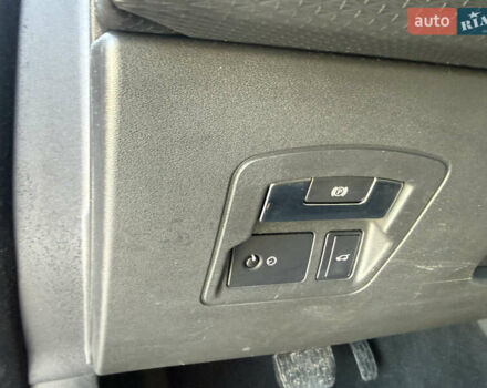 Червоний Ленд Ровер Рендж Ровер Велар, об'ємом двигуна 2 л та пробігом 220 тис. км за 22500 $, фото 21 на Automoto.ua