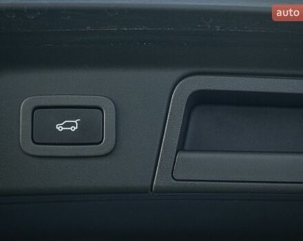 Червоний Ленд Ровер Рендж Ровер Велар, об'ємом двигуна 2 л та пробігом 82 тис. км за 38900 $, фото 48 на Automoto.ua