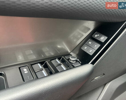 Червоний Ленд Ровер Рендж Ровер Велар, об'ємом двигуна 2 л та пробігом 82 тис. км за 39000 $, фото 17 на Automoto.ua