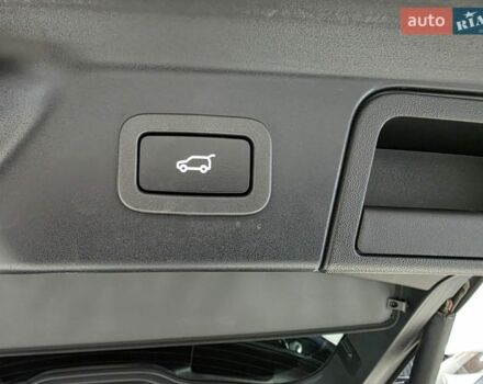 Червоний Ленд Ровер Рендж Ровер Велар, об'ємом двигуна 2 л та пробігом 176 тис. км за 32500 $, фото 57 на Automoto.ua