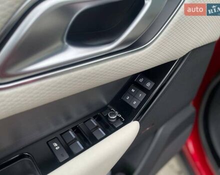 Червоний Ленд Ровер Рендж Ровер Велар, об'ємом двигуна 2 л та пробігом 30 тис. км за 69900 $, фото 8 на Automoto.ua