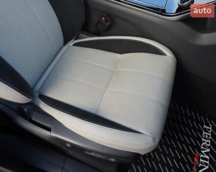 Серый Ленд Ровер Рендж Ровер Велар, объемом двигателя 2 л и пробегом 26 тыс. км за 44000 $, фото 33 на Automoto.ua