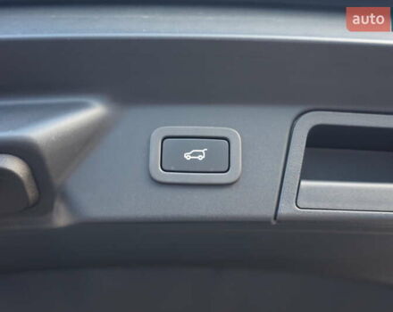 Серый Ленд Ровер Рендж Ровер Велар, объемом двигателя 2 л и пробегом 26 тыс. км за 44000 $, фото 38 на Automoto.ua