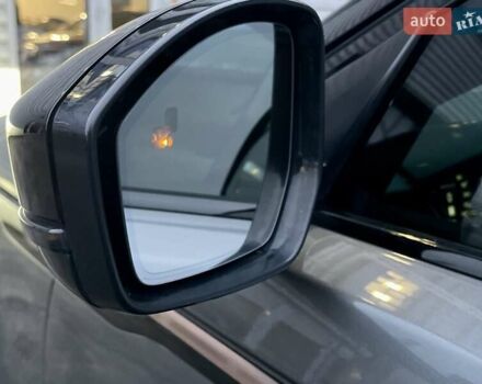 Сірий Ленд Ровер Рендж Ровер Велар, об'ємом двигуна 2 л та пробігом 93 тис. км за 43500 $, фото 13 на Automoto.ua