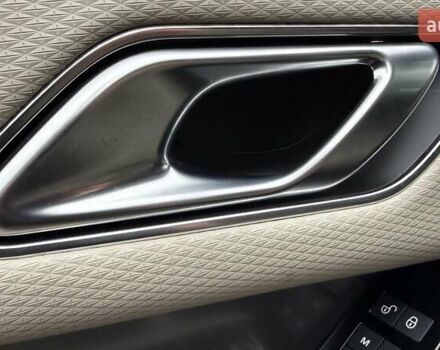 Серый Ленд Ровер Рендж Ровер Велар, объемом двигателя 2 л и пробегом 102 тыс. км за 37500 $, фото 48 на Automoto.ua