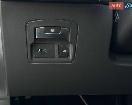 Серый Ленд Ровер Рендж Ровер Велар, объемом двигателя 3 л и пробегом 242 тыс. км за 25999 $, фото 43 на Automoto.ua