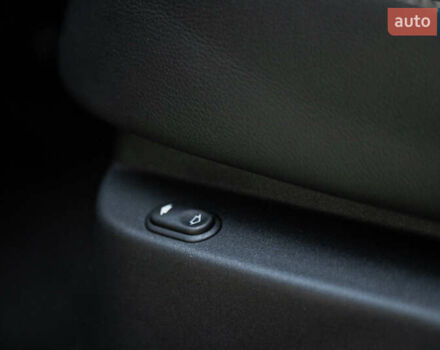 Сірий Ленд Ровер Рендж Ровер Велар, об'ємом двигуна 2 л та пробігом 49 тис. км за 39900 $, фото 24 на Automoto.ua