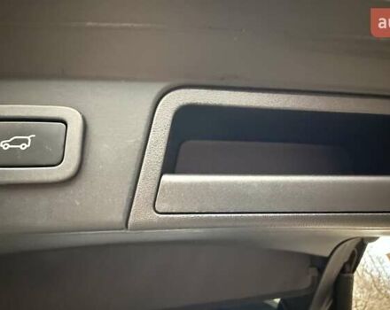 Серый Ленд Ровер Рендж Ровер Велар, объемом двигателя 2 л и пробегом 102 тыс. км за 37500 $, фото 77 на Automoto.ua